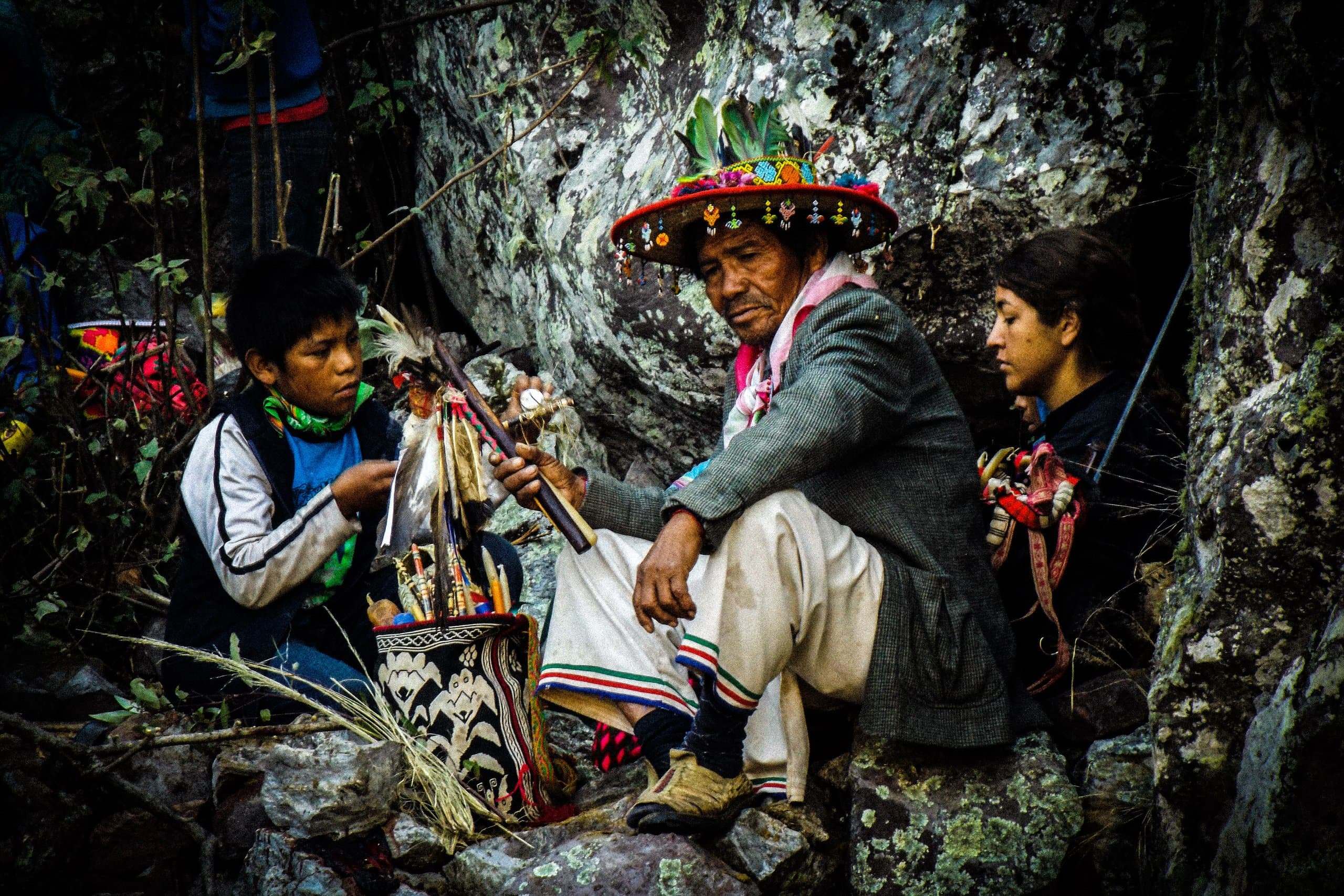 Hombre cargando un saco — fotografía documental
